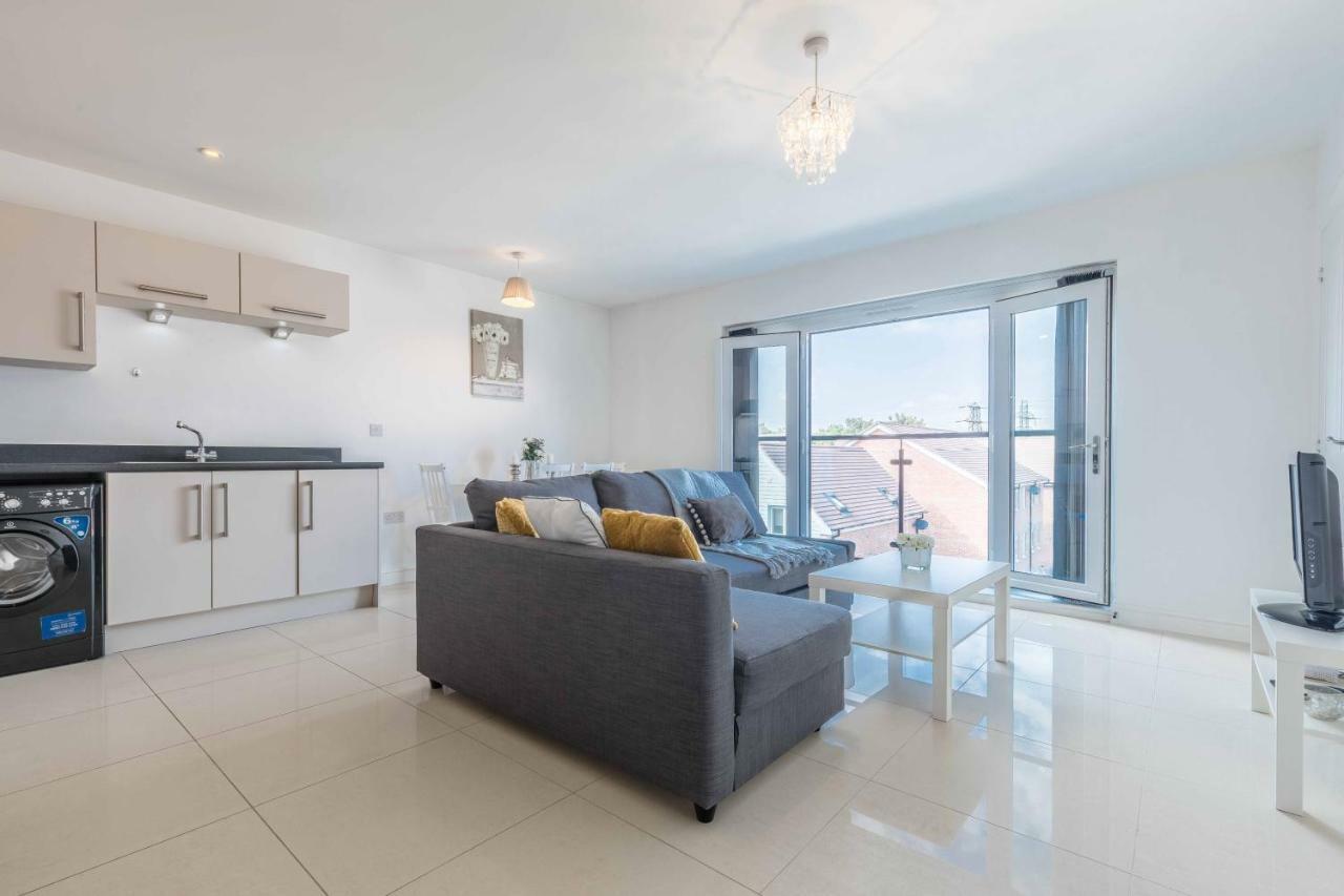 The Penthouse @ Waterside Grange Apartment Slough Bagian luar foto