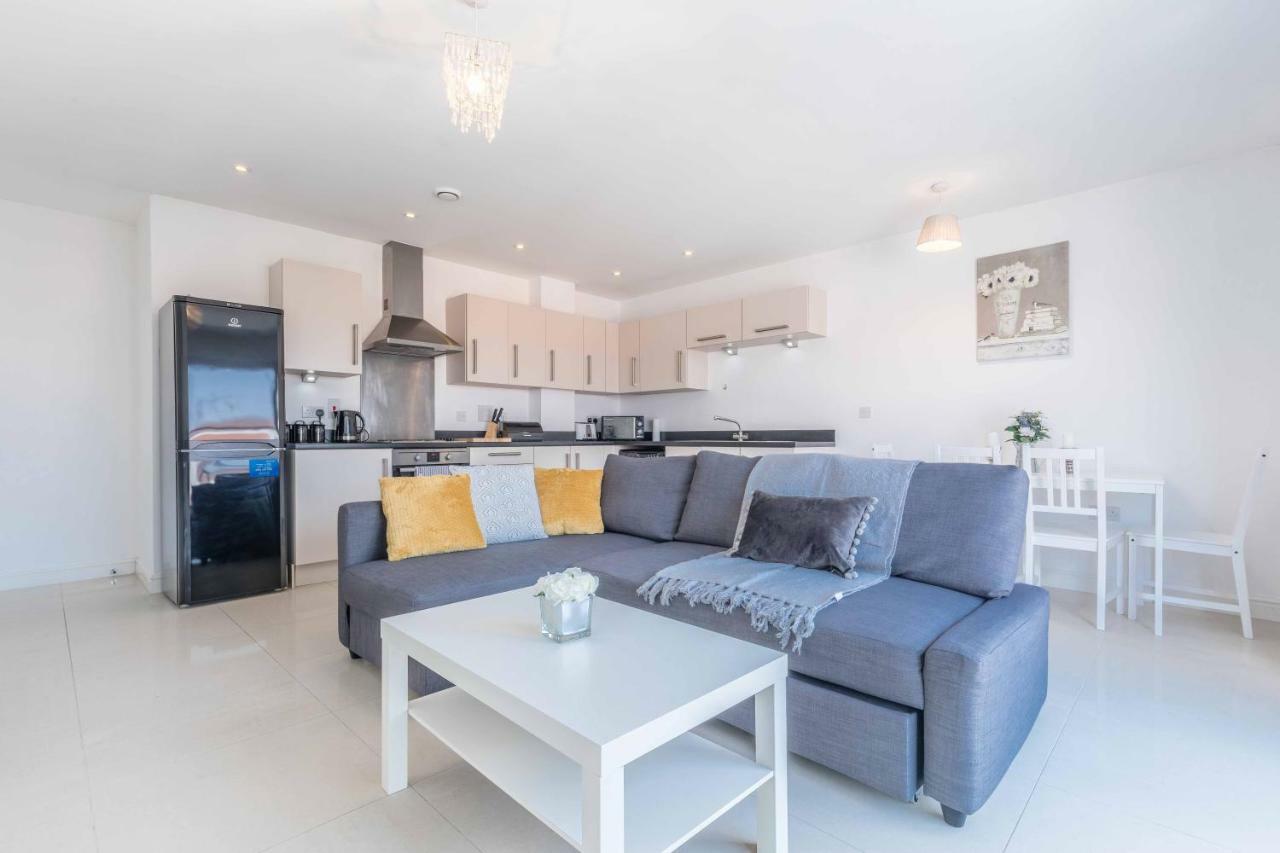 The Penthouse @ Waterside Grange Apartment Slough Bagian luar foto