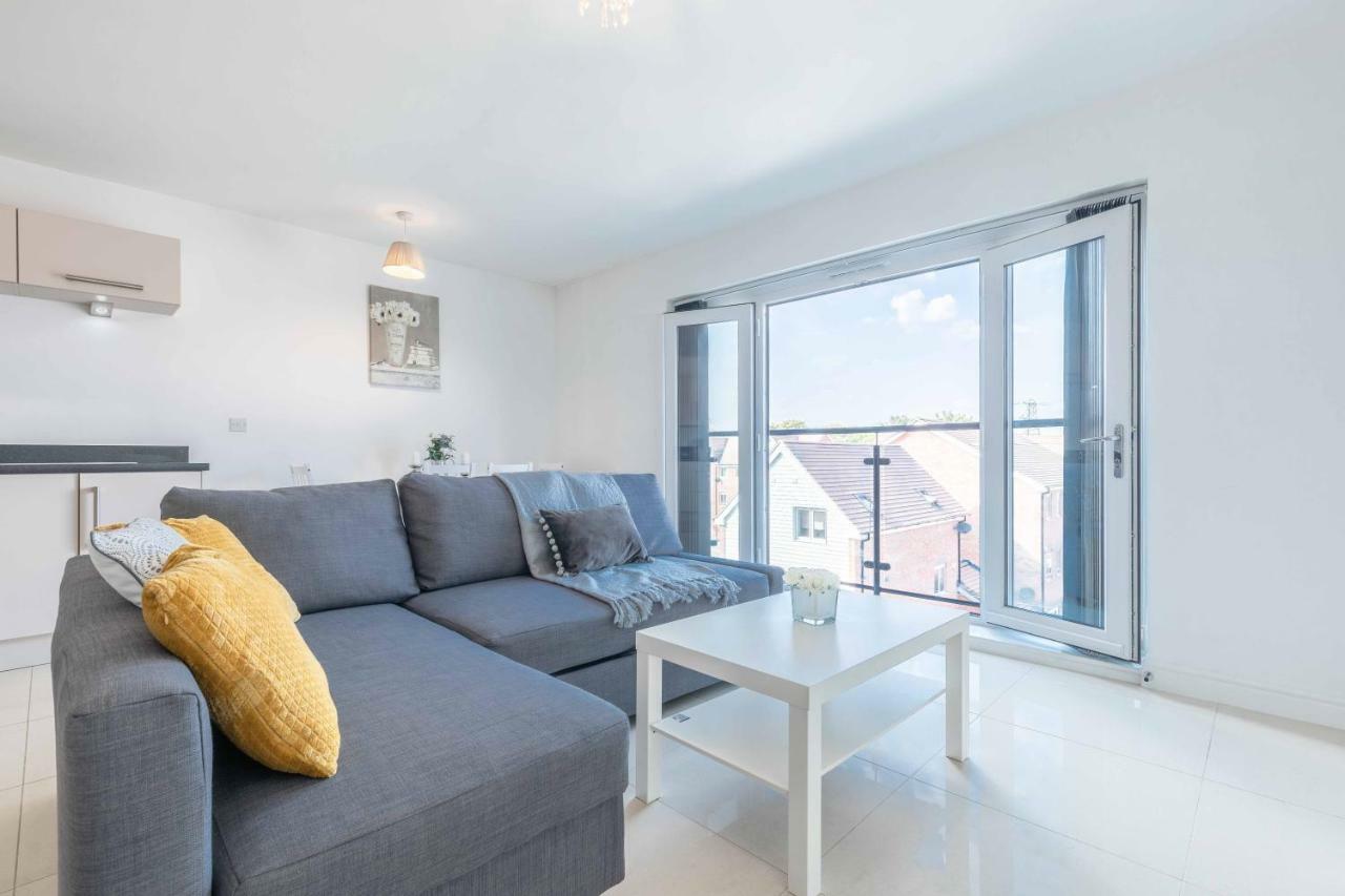 The Penthouse @ Waterside Grange Apartment Slough Bagian luar foto