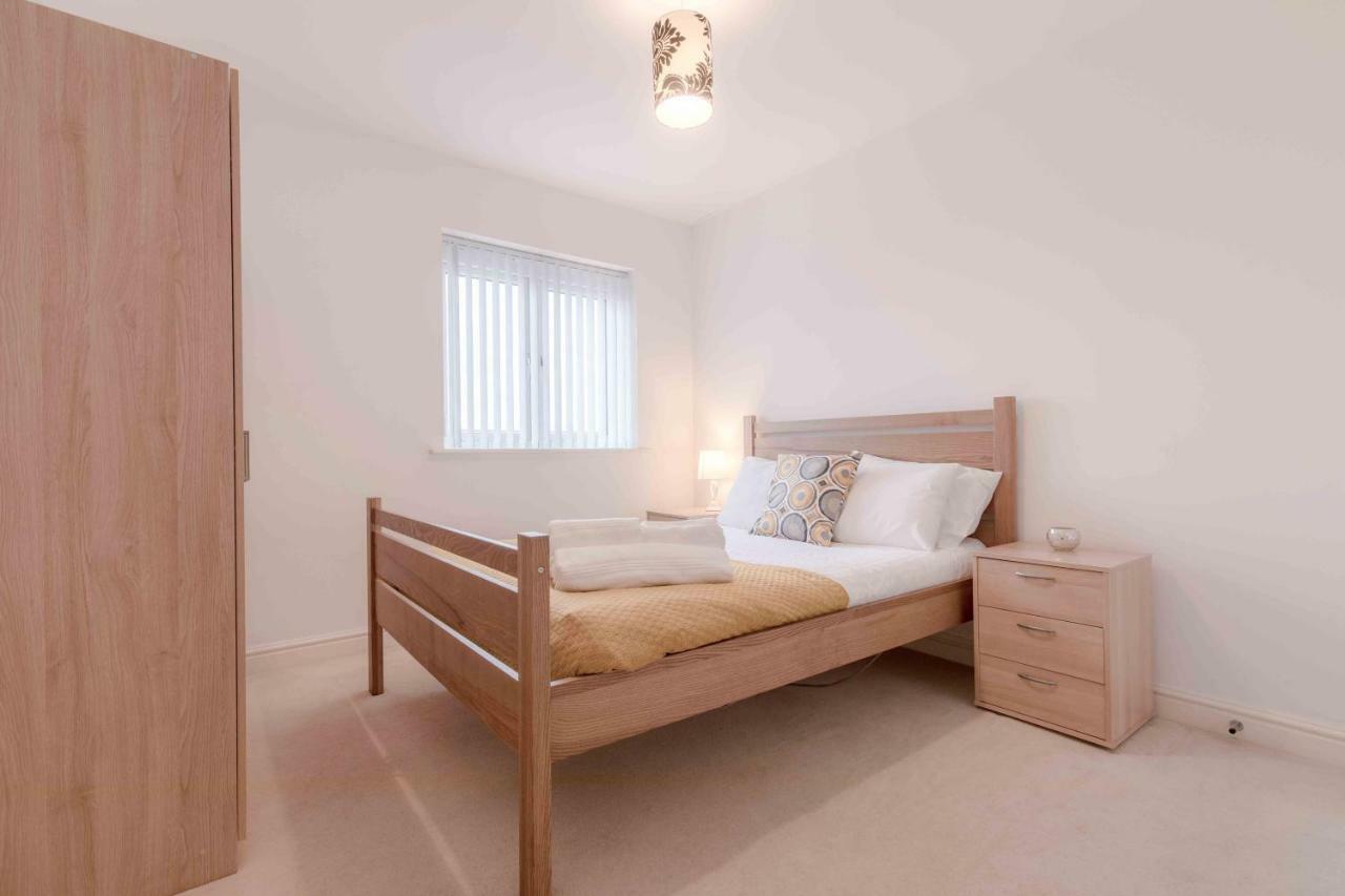 The Penthouse @ Waterside Grange Apartment Slough Bagian luar foto
