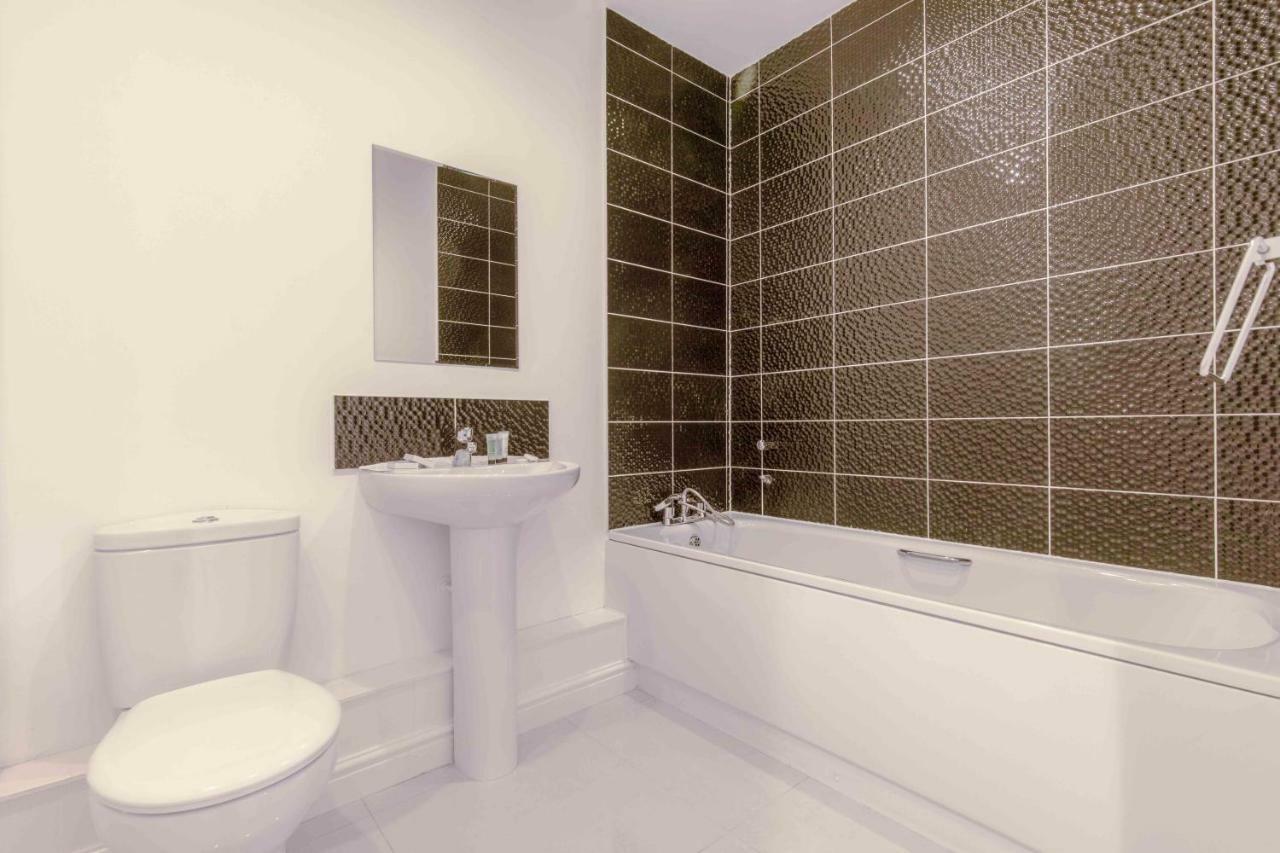 The Penthouse @ Waterside Grange Apartment Slough Bagian luar foto